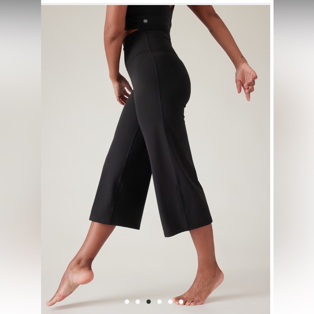 EUC Women’s Athleta Elation Wide Crop Activewear/ Yoga Pant Black Size M Petite